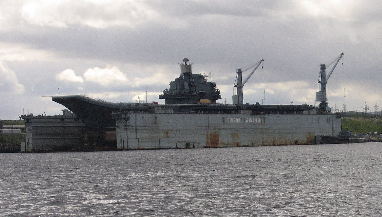 Admiral Kuznetsov လေယာဉ်တင် သင်္ဘောကြီးကို လွန်းတင်ထားပုံ