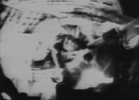 အပိုလို ၇ အာကာသ ယာဉ်မှူး Walter Schirra  က အာကာသ ဘောပင်ကမှင်ကို ညှစ်ပြနေတဲ့ပုံ