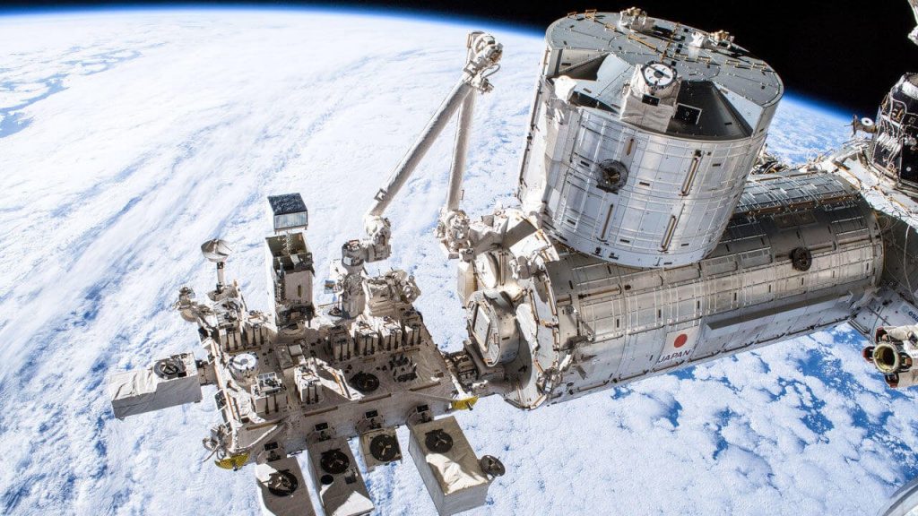 အပြည်ပြည်ဆိုင်ရာ အာကာသစခန်း ယာဉ် အား ပြင်ပမှ မြင်ရပုံ (Photo: NASA)