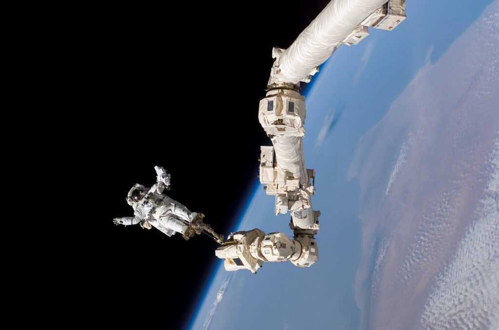 အပြည်ပြည်ဆိုင်ရာ အာကာသစခန်း ယာဉ် ပြင်ပ ထွက်အလုပ်လုပ်နေသော အာကာသ ယာဉ်မှုးတစ်ဦး (Photo: NASA)