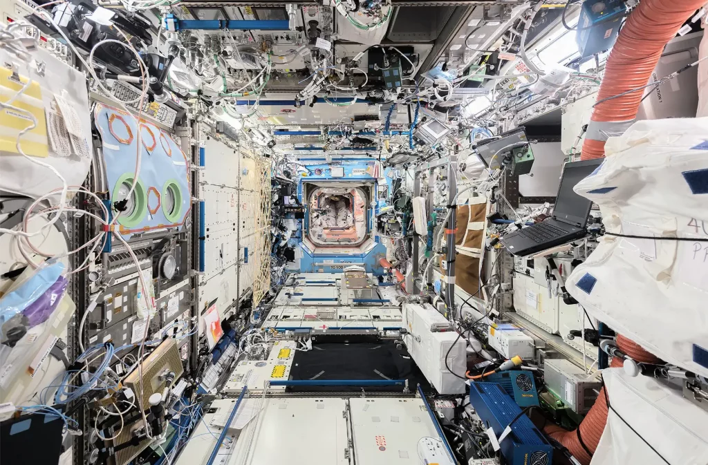 အပြည်ပြည်ဆိုင်ရာ အာကာသစခန်း အတွင်းပိုင်း တစ်နေရာ (Photo: NASA)