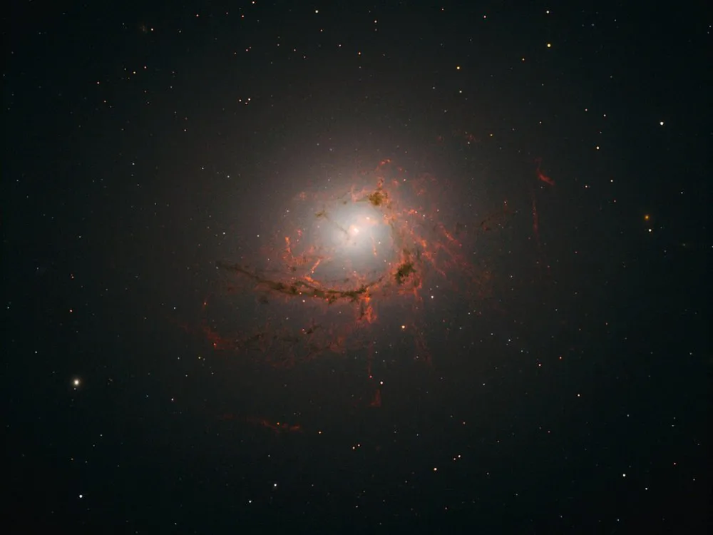 Galaxy NGC 4696 (Photo: NASA)