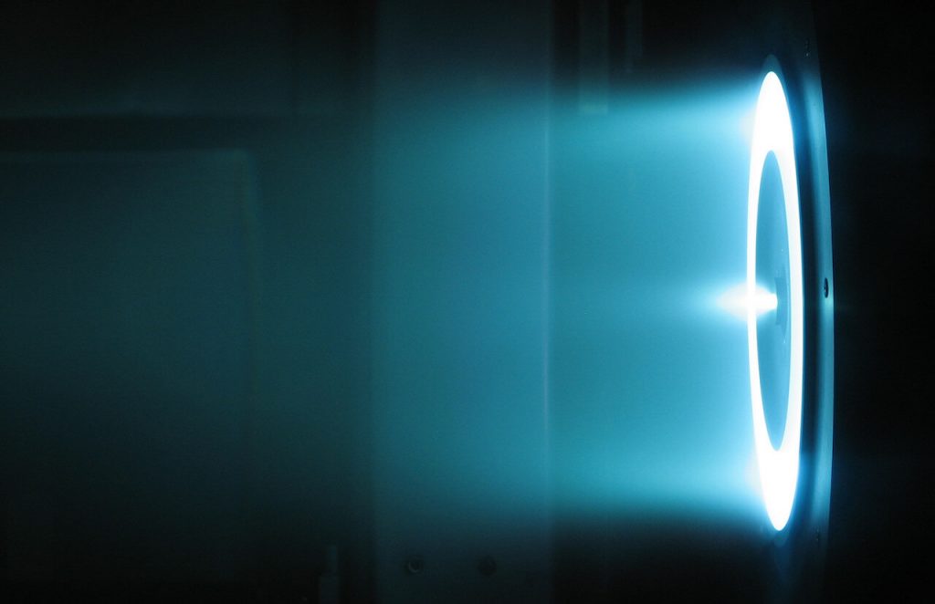 Hall Thruster လျှပ်စစ်ဒုံးစက်က ထွက်တဲ့ ဇီနွန်အိုင်ယင်း မှုန်တွေကို လှပတဲ့ အပြာရောင် အလင်းတန်း အနေနဲ့ မြင်ရမှာ ဖြစ်ပါတယ် 