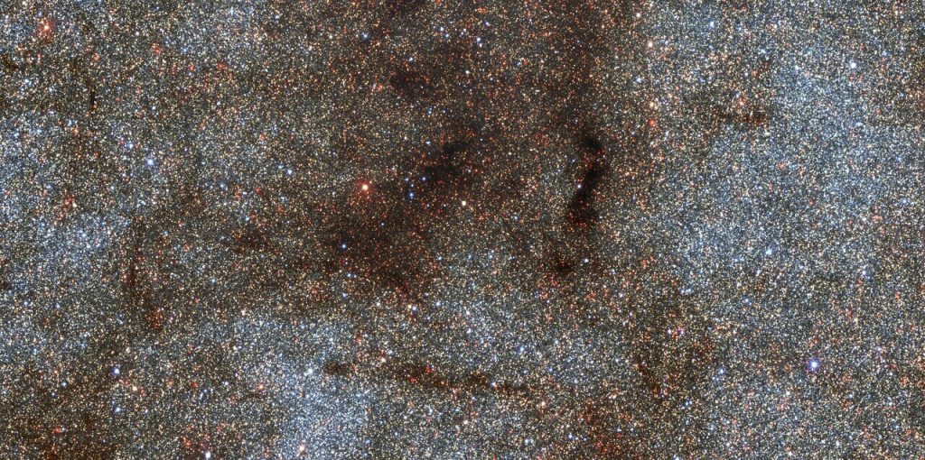 မစ်ကီးဝေး စကြာဝဠာရဲ့ ဗဟိုချက်ပုံ။ ဒီပုံမှာ ကြယ်စုစုပေါင်း ၁၈၀,၀၀၀ ခန့် ပါဝင်ပါတယ်။