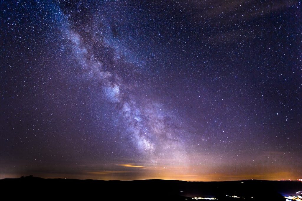 Milky Way  ခေါ် နဂါးငွေ့တန်းကို ညဖက် မြင်ရပုံ